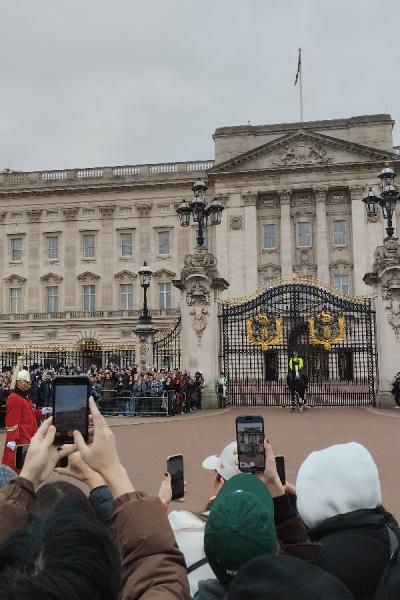 London25 040