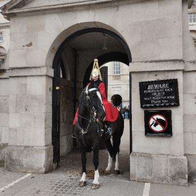 London25 047