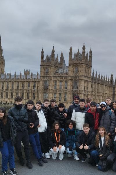 London25 049