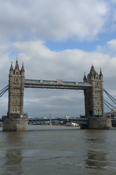 London25 054